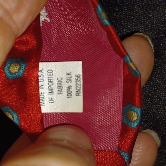 VGUC - Adolfo Red 100% Silk w/Tan, Blue & Black Small Hexagons Men’s Tie - Picture 6 of 6